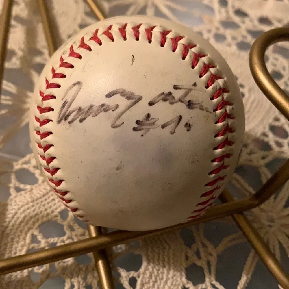 Mystery Baseball Autograph I have no clue if you do message me below 👇